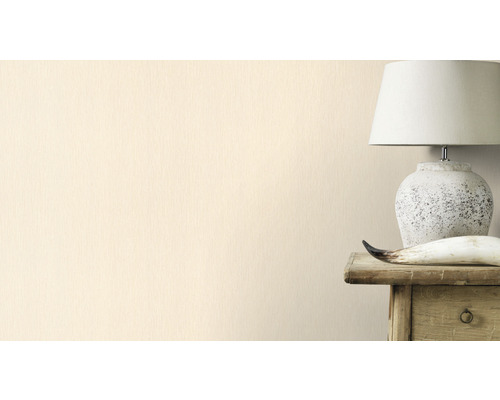 Wanddecoratie met tafellamp en decoratie