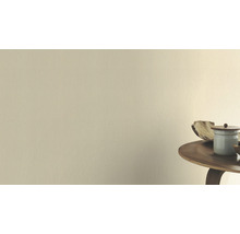Beige muur met tafel en decoratie