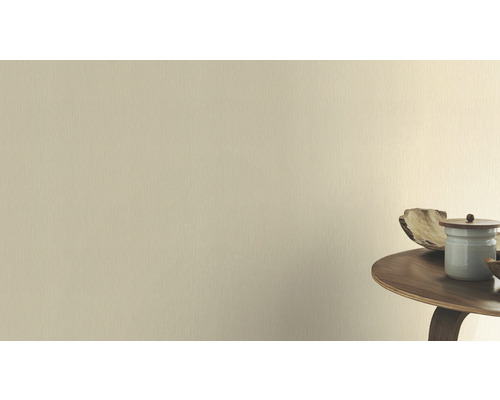 Beige muur met tafel en decoratie