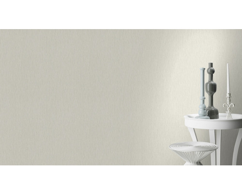 Lichtgekleurd behang met fijne structuur en tafeldecoratie