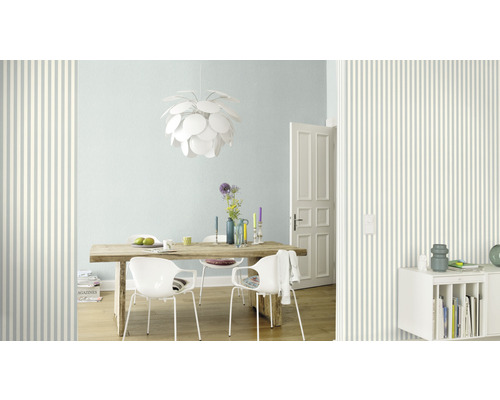 Eetkamer met houten tafel, stoelen, hanglamp en gestreept behang