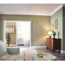 Woonkamer met behangmotief, commode en decoratie