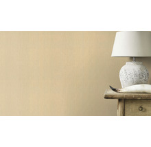 Muur met lichte tint naast lamp en decoratie op houten tafel