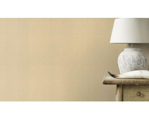 Muur met lichte tint naast lamp en decoratie op houten tafel