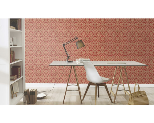 Kantoor met rood en patroonbehang, bureau en boekenkast