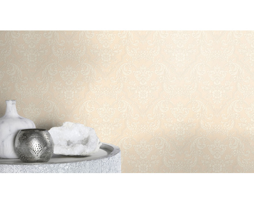 Decoratief behang met een bloemmotief en ornamenten in een klassieke stijl.