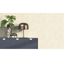 Decoratief behang met bloemmotief in de woonkamer.