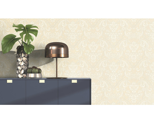 Decoratief behang met bloemmotief in de woonkamer.