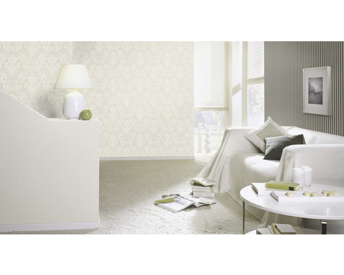 Woonkamer met patroonbehang, bank en salontafel