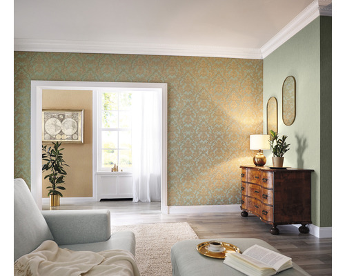 Woonkamer met behang met motief, dressoir en spiegels voor een stijlvolle sfeer