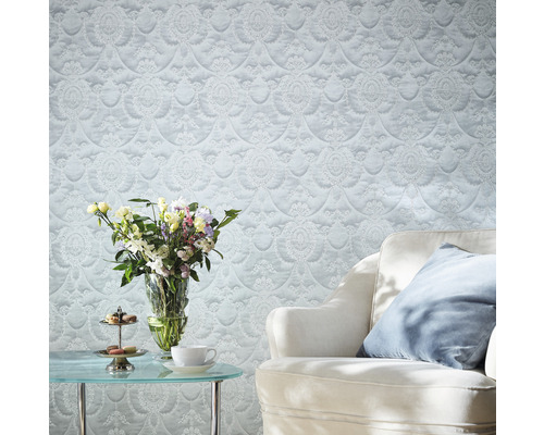 Decoratieve woonkamer met patroonbehang, fauteuil en bloemenboeket