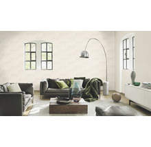 Woonkamer met behang, bank, tafel en decoratie