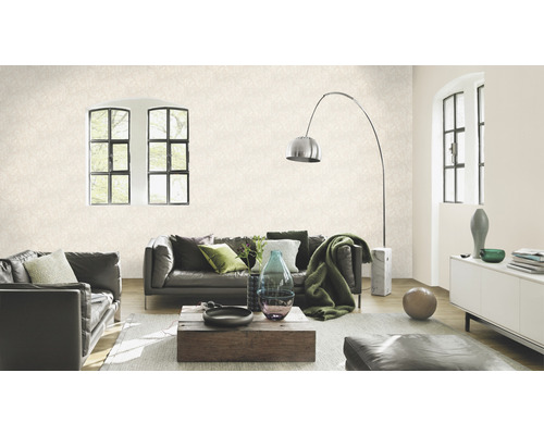 Woonkamer met behang, bank, tafel en decoratie