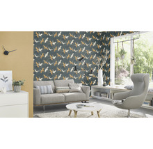 Woonkamer met bank, fauteuil en behang met kraanvogelmotief