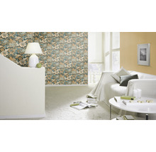 Woonkamer met bloemenbehang, bank en tafel