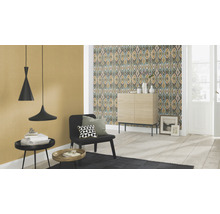 Woonkamer met behang met patroon, kast, stoel en hanglampen