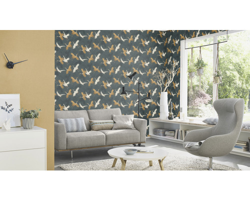 Woonkamer met bank, fauteuil en behang met vogelmotief