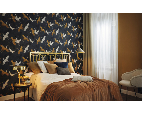Slaapkamer met behangmotief, bed en nachtkastje