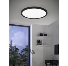 Ronde plafondlamp met zwarte rand in de woonkamer