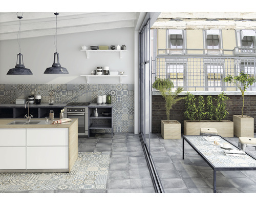 Moderne keuken met kookeiland, planken en tegels