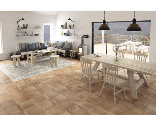 Woonkamer met zithoek, eettafel en vloertegels