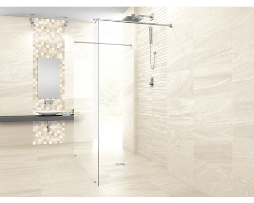 Badkamer met douche, wastafel en beige tegels