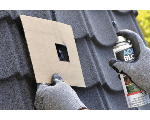 Aanbrengen van dakreparatiespray met een sjabloon op dakpannen