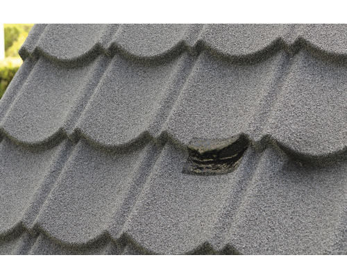 Detailopname van metalen dakpannen met een beschadigde plek