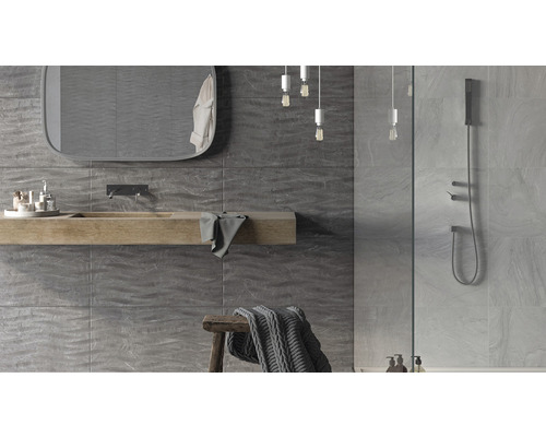 Moderne badkamer met grijze wandtegels, houten wastafel en douche.