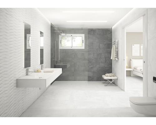 Moderne badkamer met wastafel, spiegel, douche en toilet.