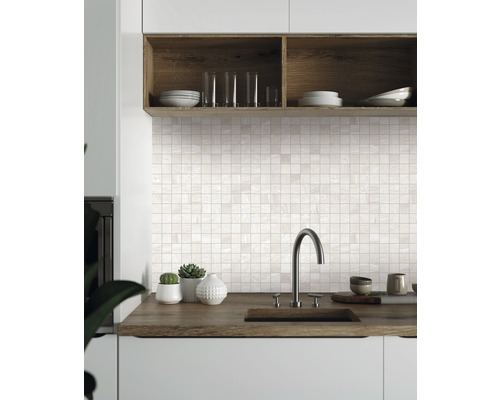 Lichte keuken met mozaïektegels als spatbescherming en houten werkblad