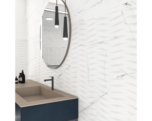 Moderne badkamer met wastafel, spiegel en witte marmeren tegels met golfpatroon