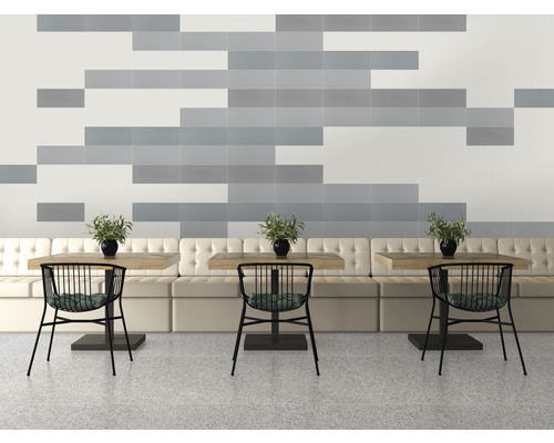 Scène met tegelwand, tafel, stoelen en bank