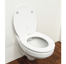 Wandhangend toilet met douchefunctie en open deksel