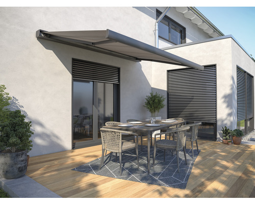 Terras met zonnescherm, tafel en stoelen aan een huis