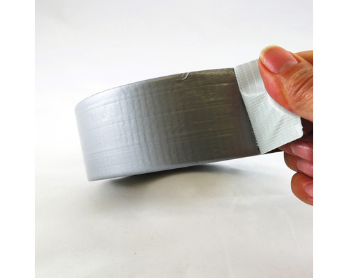 Een rol ducttape wordt door een hand afgerold.