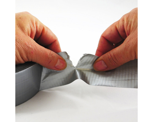 Handen scheuren een stuk ducttape af.