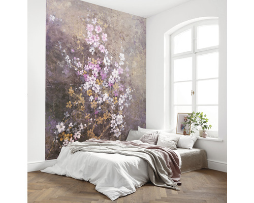 Slaapkamer met fotobehang met bloemmotief en bed