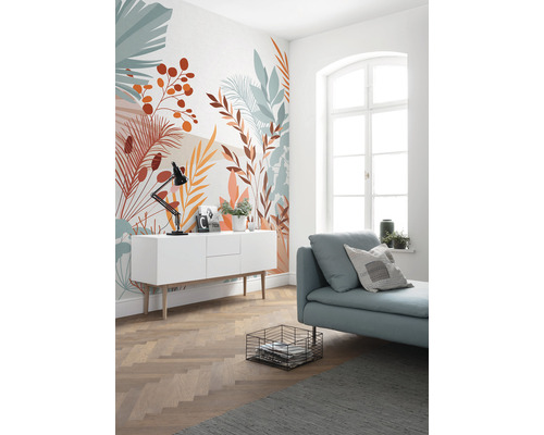 Woonkamer met bloemen fotobehang, dressoir en bank