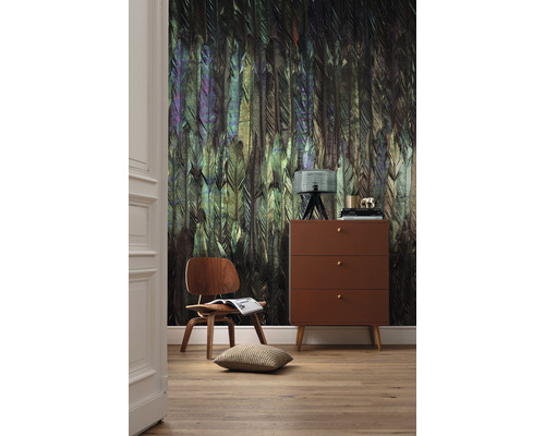 Woonkamer met verenbehang, houten stoel en ladekast.