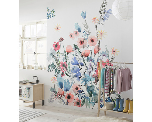 Decoratieve kinderkamer met bloemen muursticker, speelkeuken en kledingrek