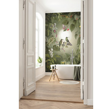 Badkamer met botanisch junglebehang, vrijstaand bad en houten vloer