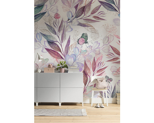 Scène met ladekast, stoel, rugzak en een wand met bloemenbehang.