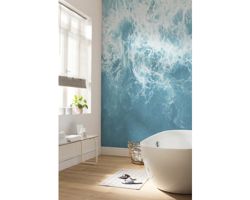 Badkamer met ligbad en fotobehang met zeethema