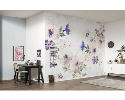 Moderne studeerkamer met bloemenbehang en bureau
