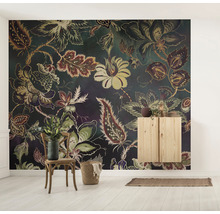 Kamer met bloemenbehang, houten stoel en houten kast