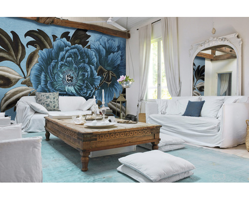 Lichte woonkamer met bloemenbehang, bank en houten tafel