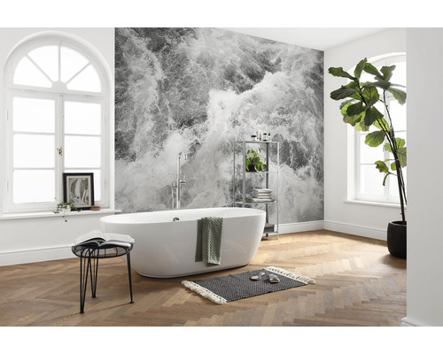 Lichte badkamer met vrijstaand bad, watervalbehang en visgraatparket