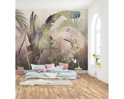 Slaapkamer met fotobehang met plantmotieven, bed en houten vloer