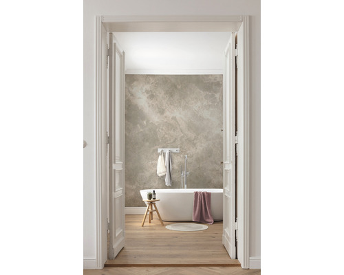 Badkamerzicht door een open deur met vrijstaand bad, kruk en houten vloer